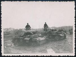 1941 Kilőtt tankok Tulcsinban (Ukrajna), hátoldalon feliratozott fotó, 6×8,5 cm