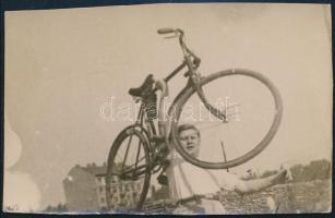 cca 1935 Modern kori kerékpáros üdvözlés anno, fotó, 6×9 cm