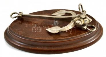 Fém dísz horgony, fa talapzaton, m: 10 cm, 25×14 cm