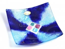 Anyagában színezett, dekoratív muranói üveg tálka, közepén 4 díszítőelemmel, címkével jelzett (Vetromania Murano), kis kopásnyomokkal, 15,5x15,5 cm
