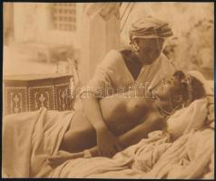 cca 1920 Félmeztelen lány ágyban (betegápolás?), fotónyomat, felületén törésnyom, 17×20 cm
