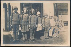cca 1920-1940 Gyermekhadsereg, fotólap, 9x13 cm