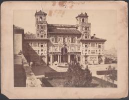 cca 1900-1910 Római Francia Akadémia, a Villa Medici épülete, fotó kartonnon, sérült, foltos, 20x26 cm