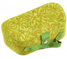 Ékszerdobozka 20x11 cm, benne néhány bizsu éskzer