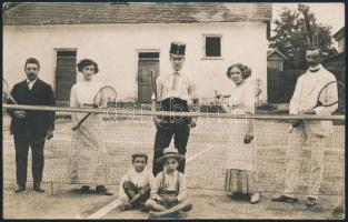 cca 1910-1930 Teniszezők, fotólap, 14x9 cm
