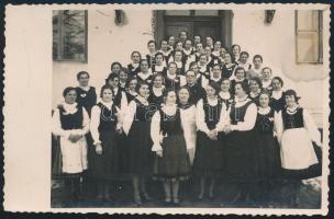 1933 Csíkszentmártoni székely lányok csoportképe, megírt fotólap, 13x8,5 cm