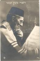 Tórát tanulmányozó rabbi, héber felirat. Judaika / Rabbi studying the Torah, Hebrew text. Judaica