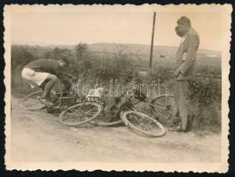cca 1940 Kerékpárkarambol Dés előtt, fotó, hátoldalon feliratozva, 6×8 m