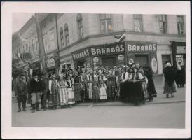 1940 Marosvásárhely, csoportkép Barabás üzlete előtt, fotó, 6×8,5 cm