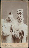 cca 1900 Gyerekek jelmezben, keményhátú fotó a Hungária fényképészeti társaság műterméből, 10,5×6,5 cm