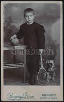 cca 1910 Kisfiú labdával, teniszütővel és kutyaszoborral, keményhátú fotó Rozgonyi Dezső budapesti műterméből, 10,5×6,5 cm