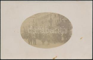 1919 Budapest, Andrássy út, felvonulás, rajta Segédmunkások Országos Szövetsége, fotó, 8,5×13,5 cm