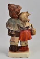 Hummel kisfiú és kislány pár. Mázas kerámia, jelzett, kopásokkal. 14,5 cm