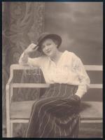 1924 Hölgy kalapban, portré Róna nagyváradi műterméből, hátoldalon feliratozva, 15×11 cm