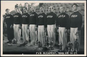 1949 Bp., Szovjetunió tornászcsapata, hátoldalon feliratozott fotó, pecséttel jelzett, 12×18 cm