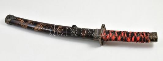 Japán acél pengéjű tőr, fa hüvely végéről fém veret lejár, h: 53 cm