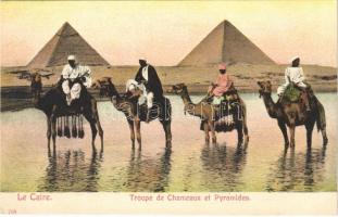 Cairo, Kairo; Troupe de Chameaux et Pyramides / pyramids, camels
