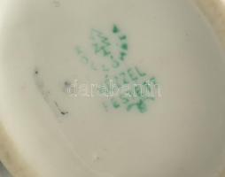 Hollóházi porcelán hegedűs kisfiú, kézzel festett, jelzett, apró kopással, m: 14,5 cm