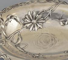 Szecessziós ezüst kínáló tál. Ezüst (Ag). Lábakon. 635 g XX. sz. eleje, magyar. FR mesterjeggyel. 34...