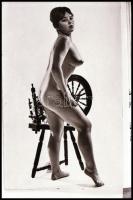 cca 1962 Fekete György (1904-1990) budapesti fényképész gyűjtéséből szolidan erotikus felvételek, 23 db NEGATÍV, 24x36 mm