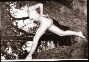 cca 1962 Fekete György (1904-1990) budapesti fényképész gyűjtéséből szolidan erotikus felvételek, 23...