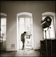 Különböző időpontokban és eltérő helyszíneken készült akt felvételek, Menesdorfer Lajos (1941-2005) budapesti fotóművész hagyatékából, 3 db vintage NEGATÍV, 6x6 cm