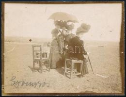 1903 Gyöngyös felirattal négy kalapos hölgy, vintage fotó, 8,3x10,8 cm