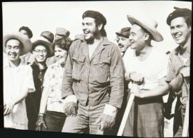 cca 1963 Che Guevara (1928-1967) orvos, politikus, gerillavezér, 2 db NEGATÍV, az egyik grafikai elemmel kombinálva, 4,4x3,5 cm és 3,6x5 cm