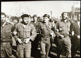 cca 1962 Fidel Castro (1926-2016) kubai forradalmár, politikus és Che Guevara (1928-1967) orvos, politikus, gerillavezér egy felvonulás első sorában, 1 db NEGATÍV, 4x6 cm