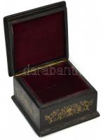 Díszes fa ékszertartó dobozka, 'szent család' képpel a tetején,  bársony béléssel, kopásny...