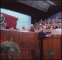 1970 Kádár János (1912-1989) politikus a szónoki emelvényen, mögötte a kép sarkában Leonyid Iljics Brezsnyev (1906-1982) szovjet politikus, vintage DIAPOZITÍV felvétel, 5,6x6 cm