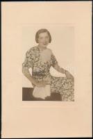 cca 1930 Modern nő, kézzel átszínezett vintage fotó, 16,2x11,1 cm, karton 29,4x19,5 cm
