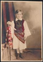 cca 1935 Kis legény a műteremben, kézzel átszínezett vintage fotó, 16x11 cm