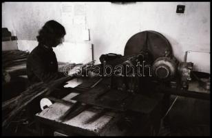 cca 1978 Kefe- és Seprűgyártó Vállalat Budapesten, Magyar Alfréd budapesti fotóművész 24 db vintage ...