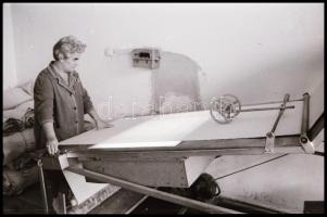 cca 1978 Kefe- és Seprűgyártó Vállalat Budapesten, Magyar Alfréd budapesti fotóművész 24 db vintage ...