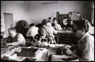 cca 1978 Kefe- és Seprűgyártó Vállalat Budapesten, Magyar Alfréd budapesti fotóművész 24 db vintage ...