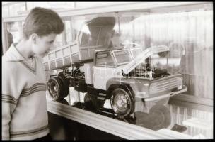 cca 1978 Autók kiállítása BNV-n, Magyar Alfréd budapesti fotóművész 15 db vintage NEGATÍV felvétele ...