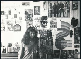 cca 1976 Tini szobája az 1970-es években, Magyar Alfréd fotóművész jelzés nélküli vintage fotója, 13x18 cm