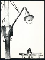 cca 1977 Magyar Alfréd fotóművész pecséttel jelzett vintage fotóművészeti alkotása (Padon várakozó), 22,9x17 cm