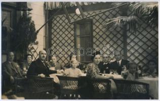 1935 Budapest, Royal Szálloda kertje, lakodalmi ebéd, feliratozott vintage fotó, 13,8x22,1 cm