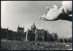 cca 1989 Baric Imre fotóriporter feliratozott vintage fotója az Országház előtt rendezett ünnepségről, 16,3x24 cm