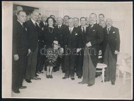 cca 1930 Fabinyi Tihamér (1890-1953) kereskedelmi és pénzügyminiszter egy csoportképen, pecséttel jelzett fotó, 17×23 cm