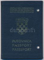 1998 Horvát Köztársaság által kiállított útlevél, fényképes oldal hiányzik, tele pecsétekkel
