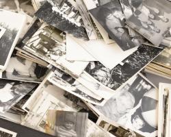 Nagy vegyes fotó tétel: kb. 700 db fotó ömlesztve, közte 2 db régi fotóalbum, egy fénykép üvegezett ...