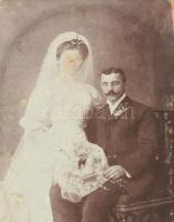 Nagy vegyes fotó tétel: kb. 700 db fotó ömlesztve, közte 2 db régi fotóalbum, egy fénykép üvegezett ...