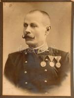 ~1914 Kitüntetett katona portréja, keményhátú fotó, kisebb folttal, 39,5x28 cm