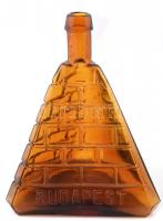 Gschwindt Budapest feliratú üveg váza tégla mintázattal, anyagában színezett, jó állapotban, m: 23 cm, sz: 17 cm