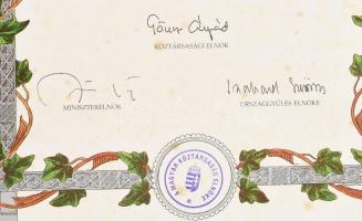 1991-ben átadott 1956-os emléklap Boros István törzszászlós részére, Göncz Árpád köztársasági elnök,...