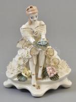 Barokk hölgy virágokkal, áttört csipkével, kézzel festett porcelán figura, jelzés nélkül, kis kopással, m: 14 cm