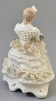 Barokk hölgy virágokkal, áttört csipkével, kézzel festett porcelán figura, jelzés nélkül, kis kopáss...